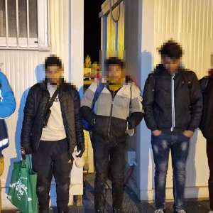 93 de cetăţeni străini depistați la graniţa cu Ungaria. Într-un singur TIR au fost descoperite 52 de persoane