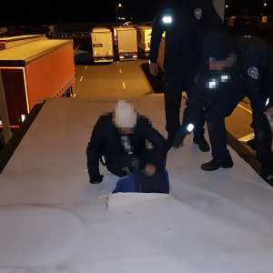 93 de cetăţeni străini depistați la graniţa cu Ungaria. Într-un singur TIR au fost descoperite 52 de persoane