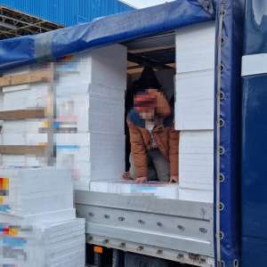 93 de cetăţeni străini depistați la graniţa cu Ungaria. Într-un singur TIR au fost descoperite 52 de persoane