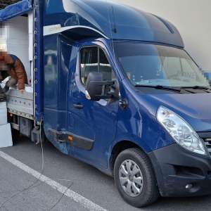 93 de cetăţeni străini depistați la graniţa cu Ungaria. Într-un singur TIR au fost descoperite 52 de persoane