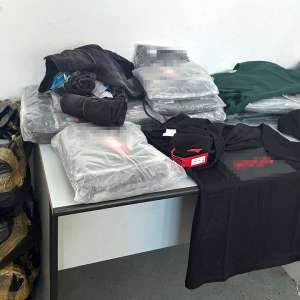 Cetăţeni străini cercetaţi pentru introducerea în ţară a peste 2.600 de bunuri contrafăcute