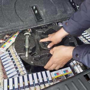 Ţigări ascunse şi nedeclarate, descoperite în portbagaj şi locul destinat roții de rezervă ale unui autoturism, la PTF Zimnicea