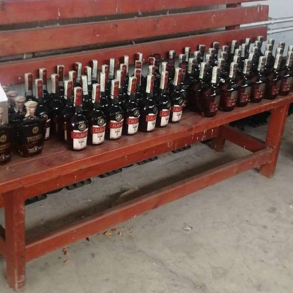  Zeci de litri de alcool ilegal depistați la intrarea în țară