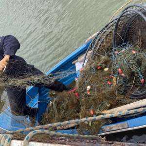 O ambarcațiune cu motor și aproximativ 1000 metri de plase de pescuit în valoare totală de peste 15.000 lei confiscate de polițiștii de frontieră,