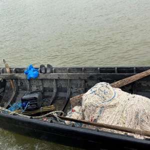 O ambarcațiune cu motor și aproximativ 1000 metri de plase de pescuit în valoare totală de peste 15.000 lei confiscate de polițiștii de frontieră,