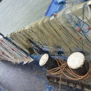 O ambarcațiune cu motor și aproximativ 1000 metri de plase de pescuit în valoare totală de peste 15.000 lei confiscate de polițiștii de frontieră,