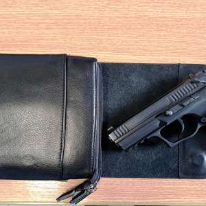 A uitat arma neletală în borsetă, iar acum este cercetat penal