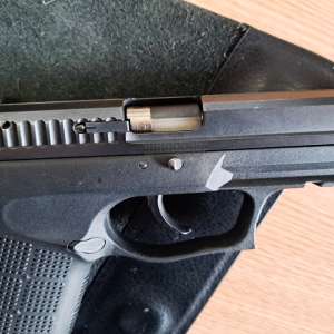 A uitat arma neletală în borsetă, iar acum este cercetat penal