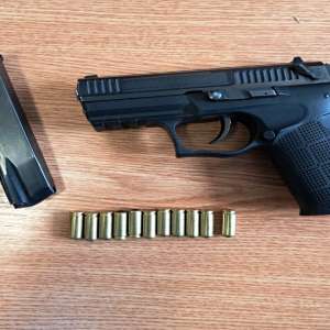 A uitat arma neletală în borsetă, iar acum este cercetat penal