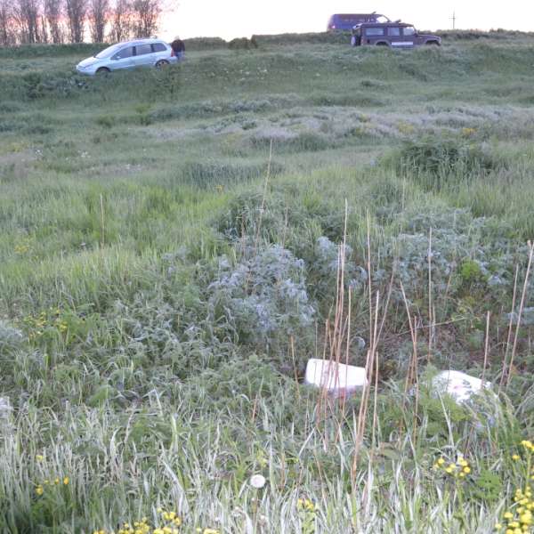 Autoturism şi ţigarete de contrabandă reţinute după o urmărire