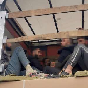 39 de cetăţeni străini depistați ascunși la PTF Nădlac II