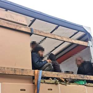 39 de cetăţeni străini depistați ascunși la PTF Nădlac II