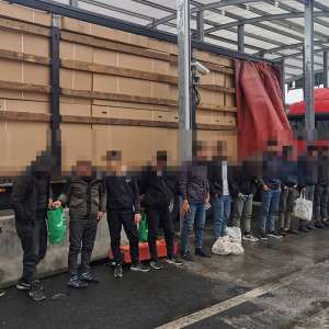 39 de cetăţeni străini depistați ascunși la PTF Nădlac II