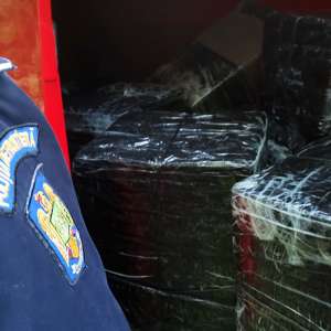 Autoutilitară, încărcată cu 12.000 pachete cu țigări, confiscată de polițiștii de frontieră