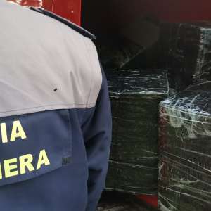 Autoutilitară, încărcată cu 12.000 pachete cu țigări, confiscată de polițiștii de frontieră