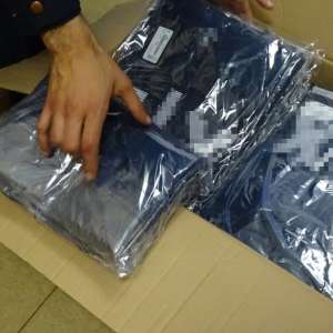 Peste 3.600 articole vestimentare susceptibile a fi contrafăcute descoperite într-un microbuz în PTF Calafat