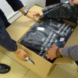 Peste 3.600 articole vestimentare susceptibile a fi contrafăcute descoperite într-un microbuz în PTF Calafat