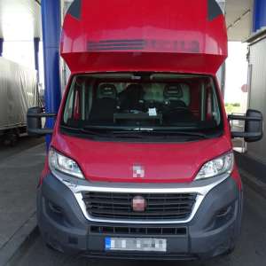 Peste 3.600 articole vestimentare susceptibile a fi contrafăcute descoperite într-un microbuz în PTF Calafat