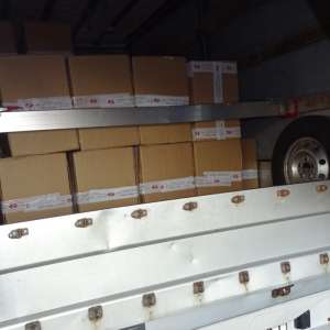 Peste 3.600 articole vestimentare susceptibile a fi contrafăcute descoperite într-un microbuz în PTF Calafat