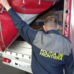 Peste 3.600 articole vestimentare susceptibile a fi contrafăcute descoperite într-un microbuz în PTF Calafat