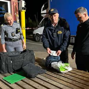 Șase cărți de identitate false, cu destinația Germania, descoperite la controlul de frontieră