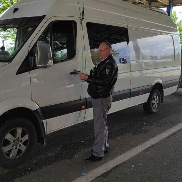 Conducea un ansamblu rutier, fără să aibă acest drept