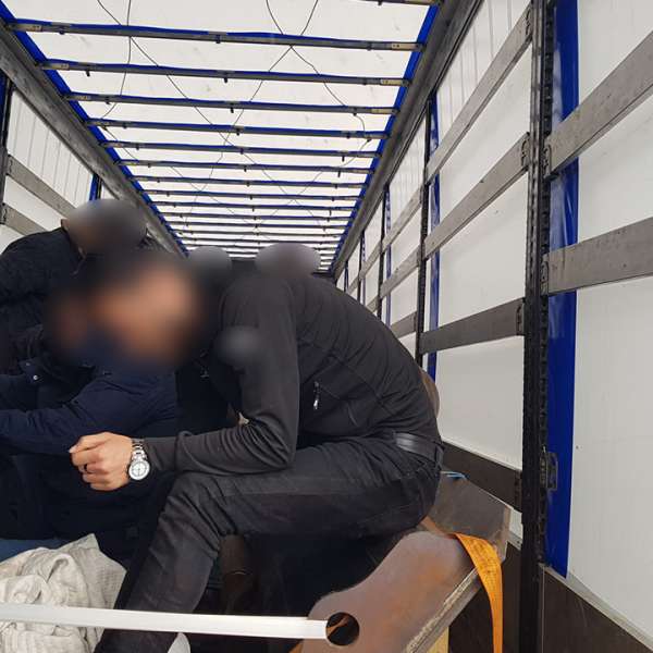 47 de cetățeni străini depistați ascunși la Nădlac II