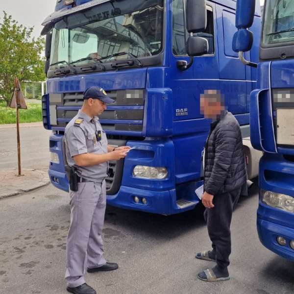 Depistat cu permis de conducere fals, la volanul unui autocamion