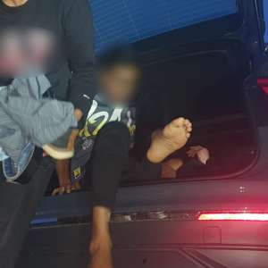 71 de cetăţeni străini opriţi la graniţa cu Ungaria. Unii ascunşi în TIR-uri ori portbagajele unor autoturisme transportate, alţii depistaţi la frontiera verde