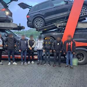 71 de cetăţeni străini opriţi la graniţa cu Ungaria. Unii ascunşi în TIR-uri ori portbagajele unor autoturisme transportate, alţii depistaţi la frontiera verde