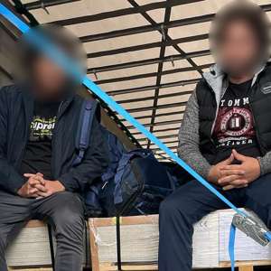 71 de cetăţeni străini opriţi la graniţa cu Ungaria. Unii ascunşi în TIR-uri ori portbagajele unor autoturisme transportate, alţii depistaţi la frontiera verde