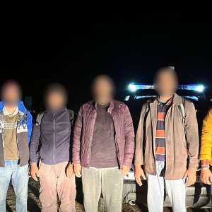 71 de cetăţeni străini opriţi la graniţa cu Ungaria. Unii ascunşi în TIR-uri ori portbagajele unor autoturisme transportate, alţii depistaţi la frontiera verde