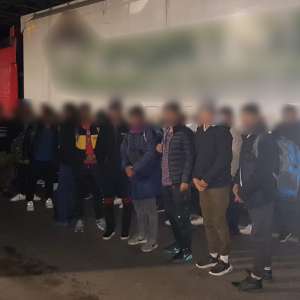 71 de cetăţeni străini opriţi la graniţa cu Ungaria. Unii ascunşi în TIR-uri ori portbagajele unor autoturisme transportate, alţii depistaţi la frontiera verde