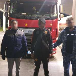 Doi cetățeni străini depistați pe osia unui autocamion, respectiv în locul destinat roţii de rezervă, la P.T.F. Giurgiu