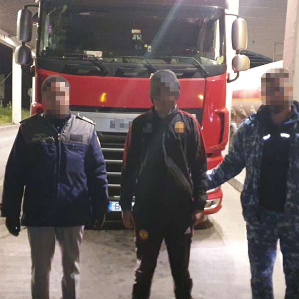Doi cetățeni străini depistați pe osia unui autocamion, respectiv în locul destinat roţii de rezervă, la P.T.F. Giurgiu