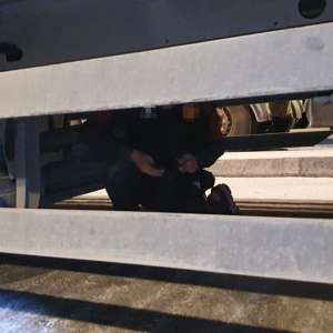 Doi cetățeni străini depistați pe osia unui autocamion, respectiv în locul destinat roţii de rezervă, la P.T.F. Giurgiu