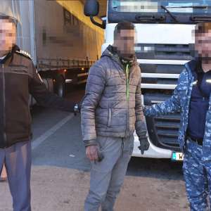 Doi cetățeni străini depistați pe osia unui autocamion, respectiv în locul destinat roţii de rezervă, la P.T.F. Giurgiu
