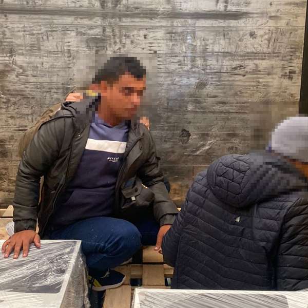 Nouă cetățeni străini depistați în două TIR-uri de polițiștii de frontieră arădeni