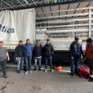 Nouă cetățeni străini depistați în două TIR-uri de polițiștii de frontieră arădeni