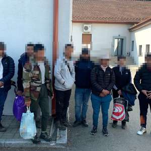 Paisprezece cetățeni străini, opriţi în tentativă de trecere ilegală