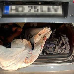 Două autoturisme cu migranți ascunşi în portbagaj sub un morman de haine, depistate de polițiștii de frontieră în P.T.F. Nădlac II. Cetăţeni români, cercetaţi pentru trafic de migranţi