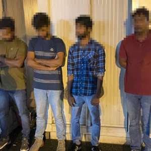 Două autoturisme cu migranți ascunşi în portbagaj sub un morman de haine, depistate de polițiștii de frontieră în P.T.F. Nădlac II. Cetăţeni români, cercetaţi pentru trafic de migranţi