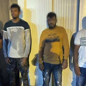 Două autoturisme cu migranți ascunşi în portbagaj sub un morman de haine, depistate de polițiștii de frontieră în P.T.F. Nădlac II. Cetăţeni români, cercetaţi pentru trafic de migranţi