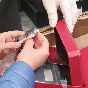 Aproximativ trei tone de bunuri susceptibile a fi contrafăcute sosite din China, confiscate pe Aeroportul Henri Coandă-Otopeni