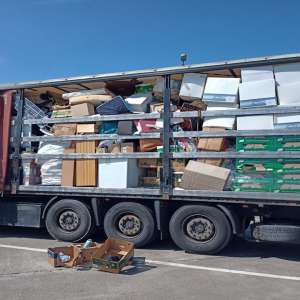 27 tone deșeuri de alimente expirate, mobilă și textile, oprite la intrarea în țară