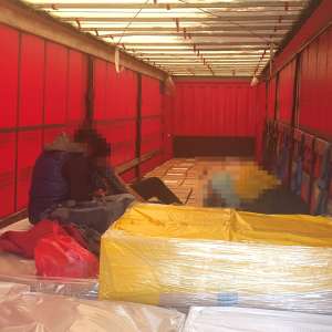 Patru cetățeni străini, depistaţi într-un automarfar. Intenţionau să treacă fraudulos frontiera.