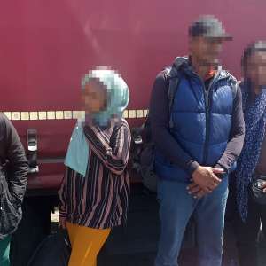 Patru cetățeni străini, depistaţi într-un automarfar. Intenţionau să treacă fraudulos frontiera.