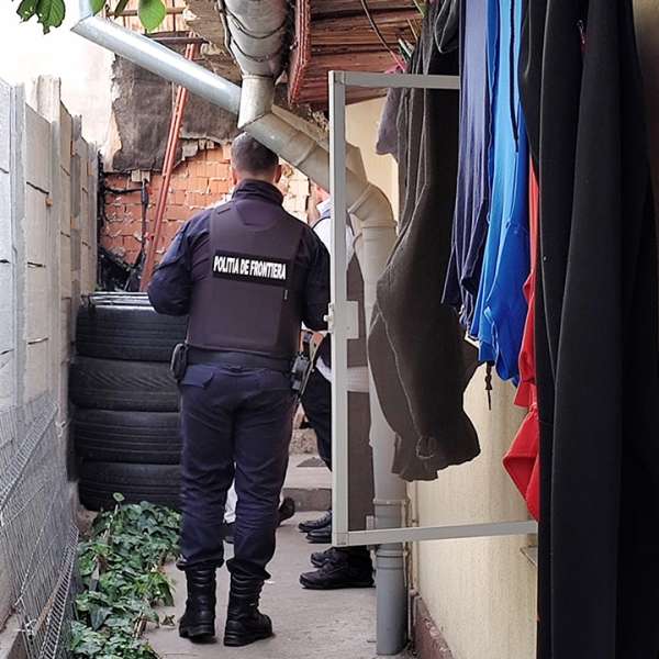 Cooperare internațională pentru destructurarea unui grup infracțional specializat în trafic de migranţi