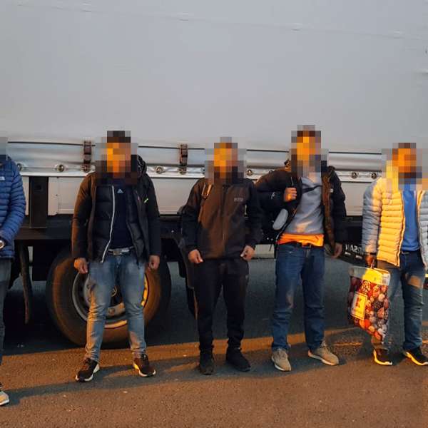 14 cetăţeni străini depistați ascunși în mijloace de transport, la PTF Nădlac II și PTF Borș