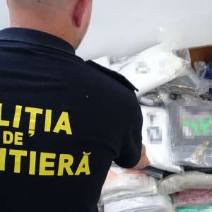 Peste 1.600 articole vestimentare susceptibile a fi contrafăcute, descoperite în compartimentul de marfă al unei remorci, în P.T.F. Calafat